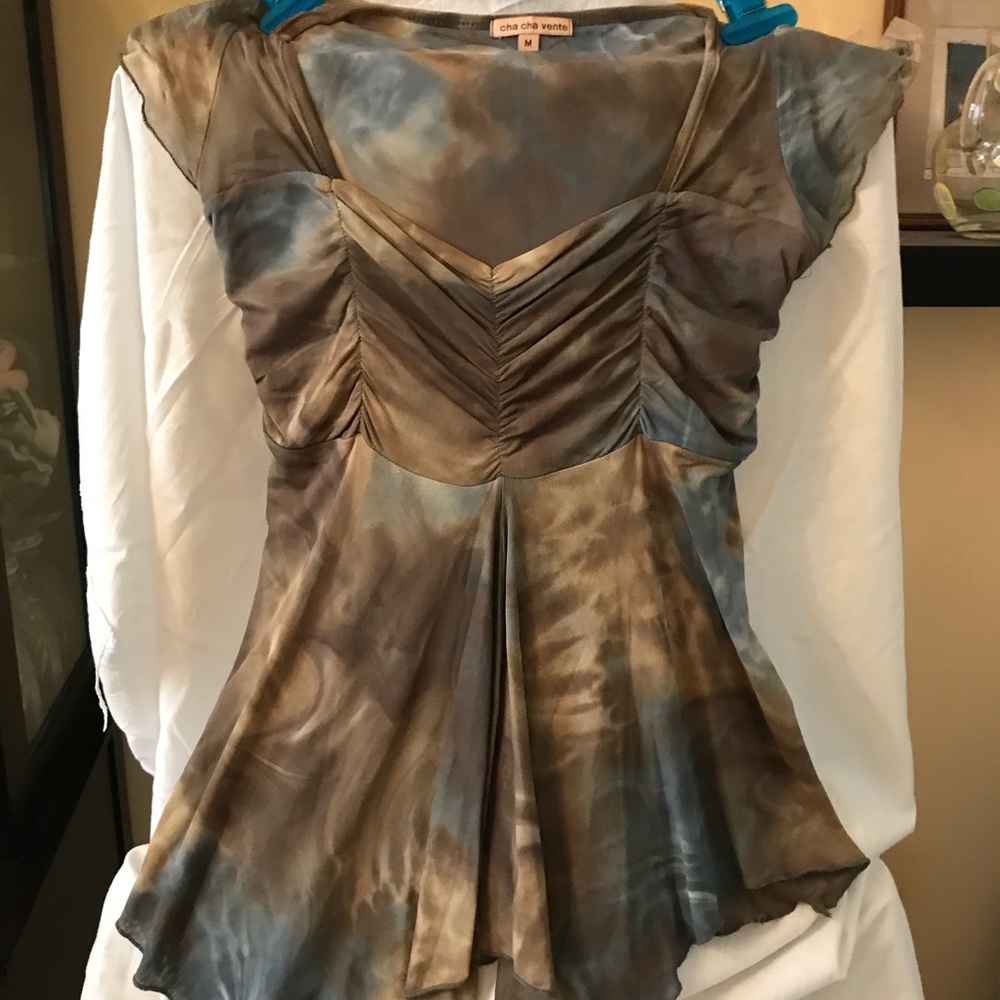 Women’s medium top with shark hem